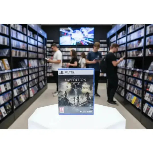 Gioco PS5 Clair Obscur Expedition 33 in mostra con sfondo di videogiocatori in un negozio