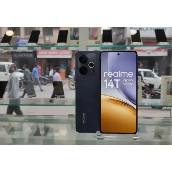 Smartphone Realme 14T con display grande e connettività 5G in un contesto urbano