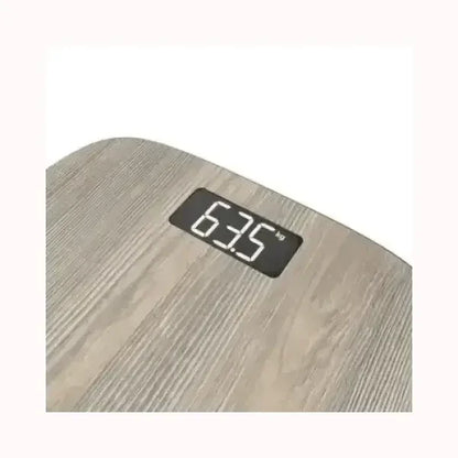 Pesa persone ROWENTA con display digitale su superficie effetto legno per misurazione peso precisa