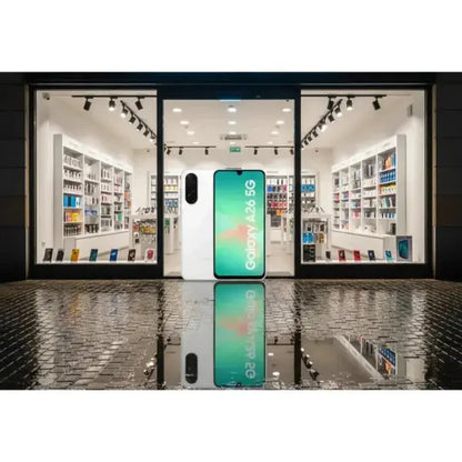 Smartphone Samsung Galaxy A26 5G in vetrina di un negozio di elettronica con display luminoso