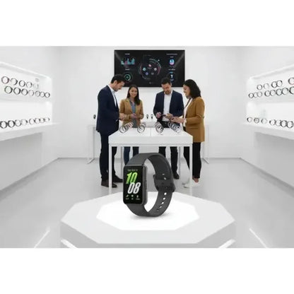 Samsung Galaxy Fit3 Smartwatch con display a colori e funzionalità fitness, esposto in un negozio di tecnologia