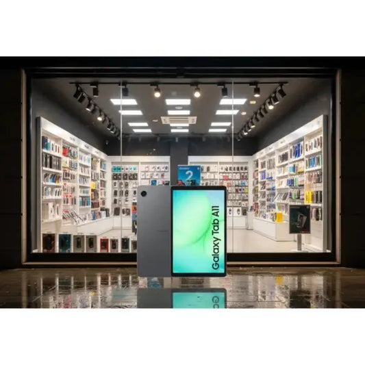 Tablet Samsung Galaxy Tab A7 in esposizione con accessori multicolori in un negozio elettronico