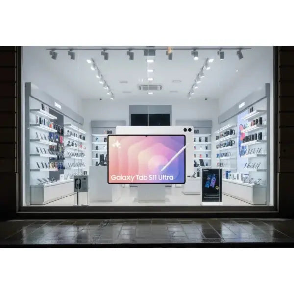 Samsung Galaxy Tab S8 Ultra esposta in un negozio di elettronica con display luminoso e moderno