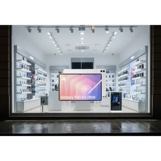 Samsung Galaxy Tab S8 Ultra esposta in un negozio di elettronica con display luminoso e moderno