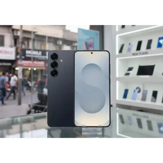 Smartphone Samsung SM-S931 con design elegante e display moderno in un ambiente urbano