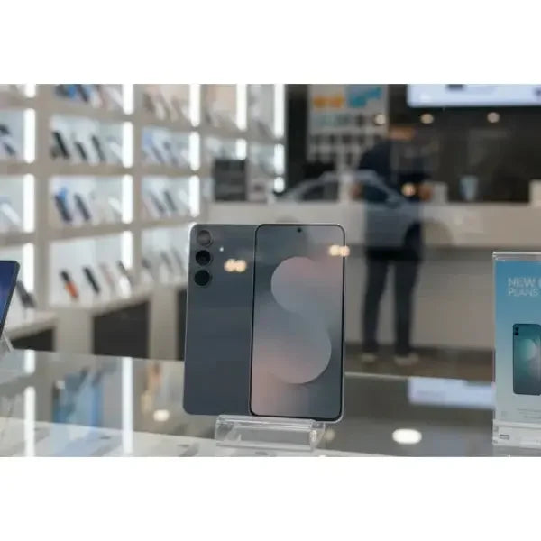 Smartphone Samsung in esposizione con un design elegante e fotocamera avanzata per prestazioni superiori