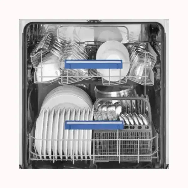 Lavastoviglie da incasso SMEG con due cestelli pieni di piatti, posate e bicchieri