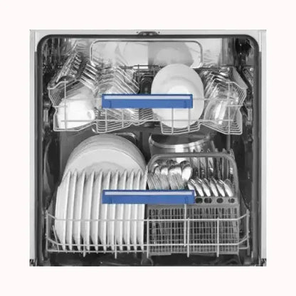 Lavastoviglie da incasso SMEG con due cestelli pieni di piatti, posate e bicchieri