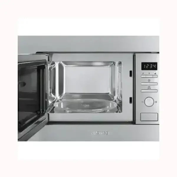 Forno a microonde SMEG in acciaio inox con sportello aperto e pannello di controllo digitale