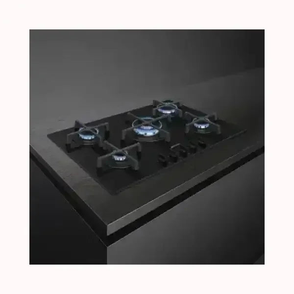 Piano cottura SMEG a gas con cinque fuochi e design in vetro nero elegante