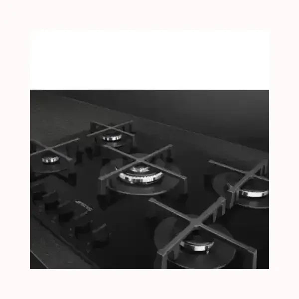 Piano cottura SMEG nero con cinque fuochi e griglie in metallo resistente