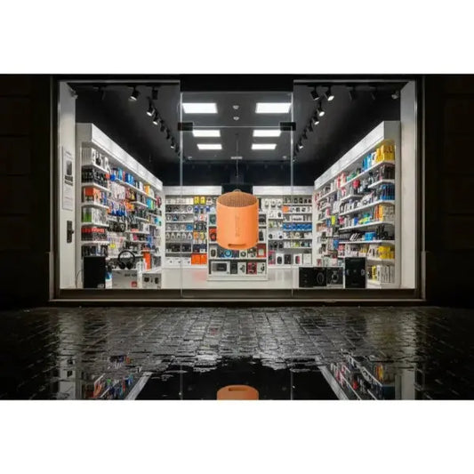 Negozio di elettronica Sony con prodotti audio e accessori in esposizione sullo scaffale