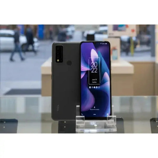 Smartphone TCL 20R con schermo a colori e design elegante, esposto in negozio