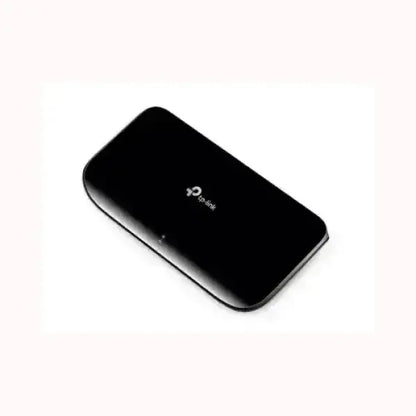 Switch di rete compatto nero TPLINK con design sottile e lucido indicato per connessioni LAN domestiche