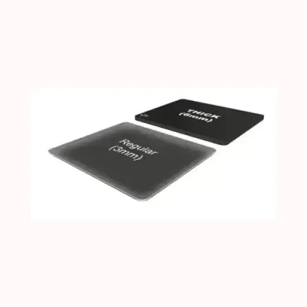 Due tappetini per mouse TRUST che mostrano la versione sottile 3 mm e la versione spessa 5 mm superficie nera