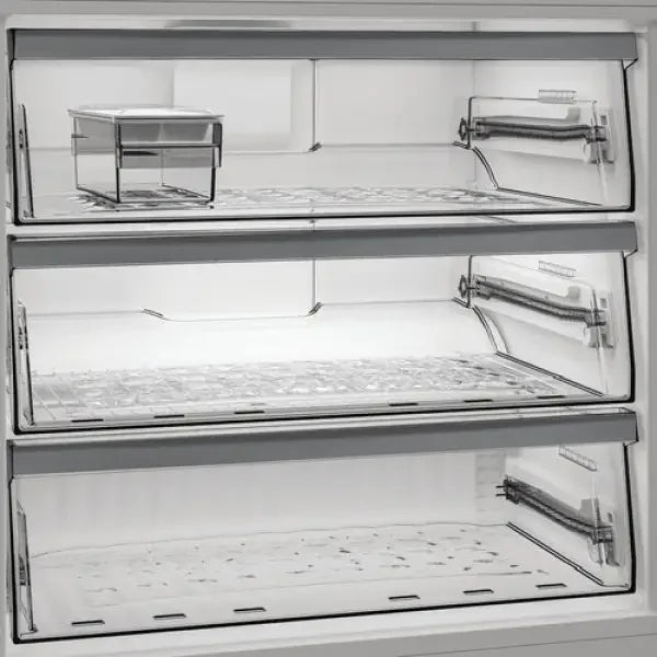 Ripiani interni trasparenti di frigorifero Whirlpool con design spazioso e moderno