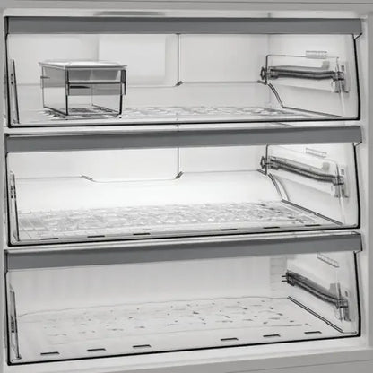 Ripiani interni trasparenti di frigorifero Whirlpool con design spazioso e moderno