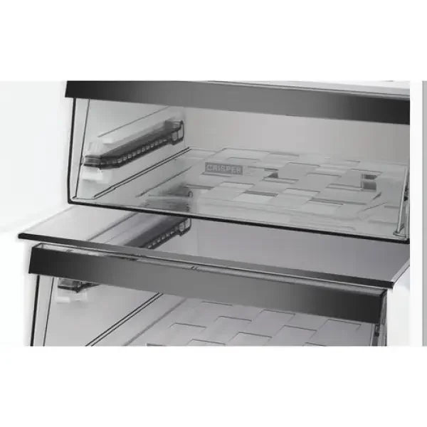 Dettaglio interno del frigo combinato Whirlpool con ripiani in vetro trasparente e cassetto crisp