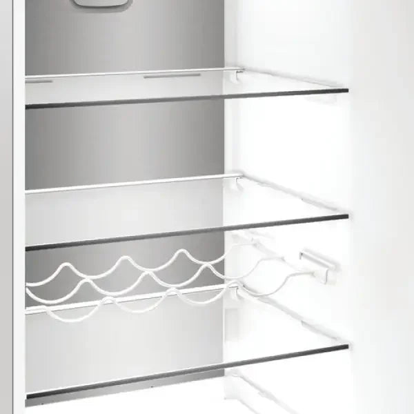 Interno di frigorifero combinato Whirlpool con ripiani in vetro e portabottiglie integrato
