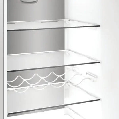 Interno di frigorifero combinato Whirlpool con ripiani in vetro e portabottiglie integrato
