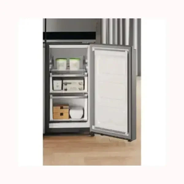 Frigorifero WHIRLPOOL con porta aperta che mostra scomparti interni organizzati e contenitori