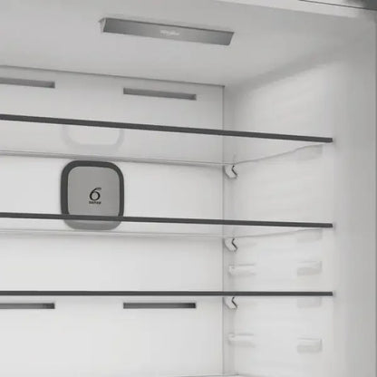 Interno bianco del frigorifero Whirlpool con ripiani in vetro trasparente e sistema Fresh Control