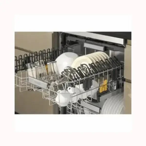 Lavastoviglie WHIRLPOOL con cesti carichi di piatti, bicchieri e posate per pulizia efficiente