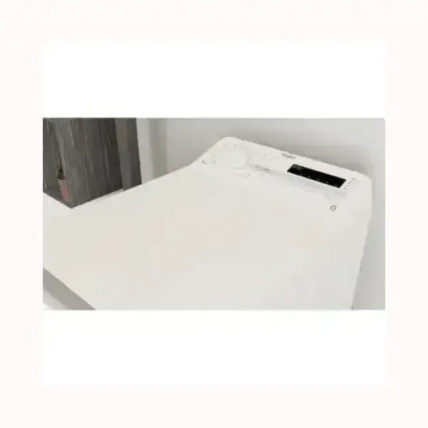 Lavatrice WHIRLPOOL bianca con pannello di controllo digitale compatto e design moderno