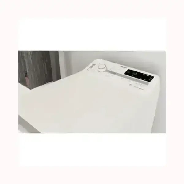 Lavatrice WHIRLPOOL bianca con pannello di controllo digitale e manopola per selezione programmi