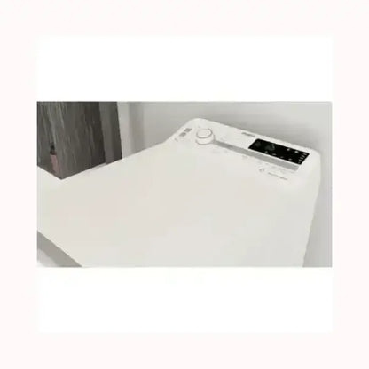 Lavatrice WHIRLPOOL bianca con pannello di controllo digitale e manopola per selezione programmi