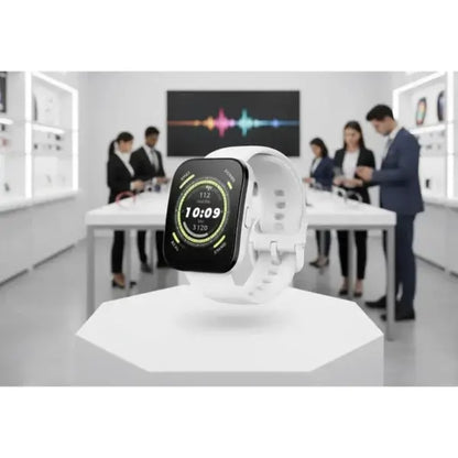 Smartwatch Xiaomi bianco con display touch e funzioni di monitoraggio fitness in una showroom moderna