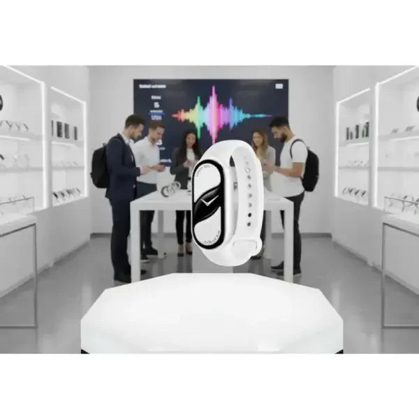 Smartwatch Xiaomi Watch bianco appeso, in un negozio elettronico con clienti che esplorano prodotti